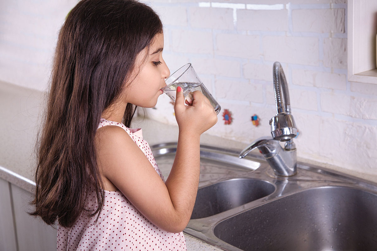 Включи девочка воды. Девушка с питьевой водой. Человек пьет воду. Питье воды из под крана. Девушка со стаканом воды.